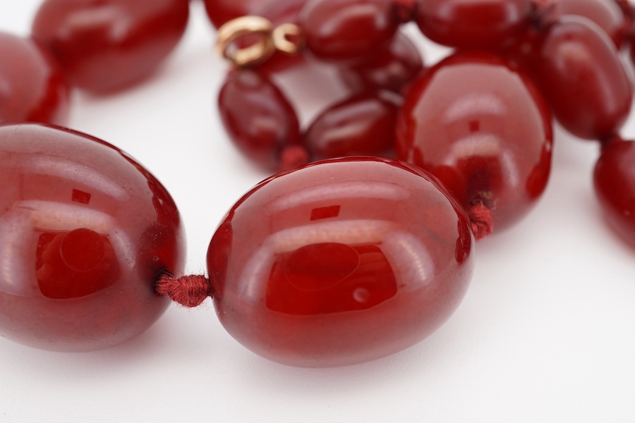 A single strand graduated simulated cherry amber necklace, 46cm, gross weight 58 grams. Condition - fair to good